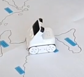 Un robottino programmabile su una mappa stilizzata dell'Europa