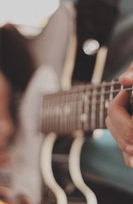 Foto ravvicinata di una chitarra elettrica mentre viene suonata