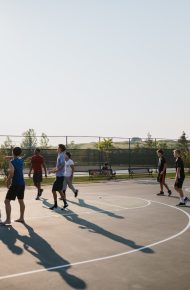Un gruppo di giovani gioca a pallacanestro
