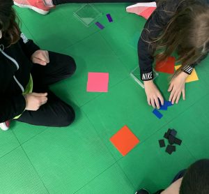 Bambine e bambini compongono quadrati assemblando rettangoli che rappresentano una frazione del quadrato.