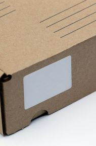 Piccola scatola di cartone per imballaggi