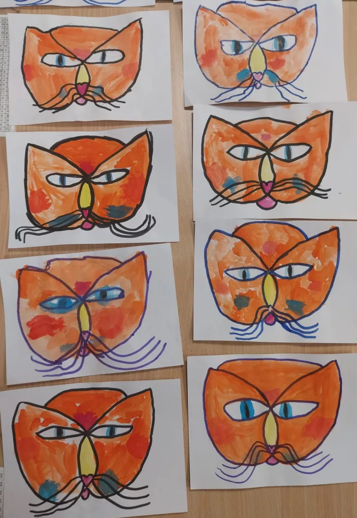 Su ciascuno degli otto fogli visibili è presente un disegno frontale di un gatto arancione, i cui bordi sono fatti in pennarello e il riempimento con acquerelli o tempera.