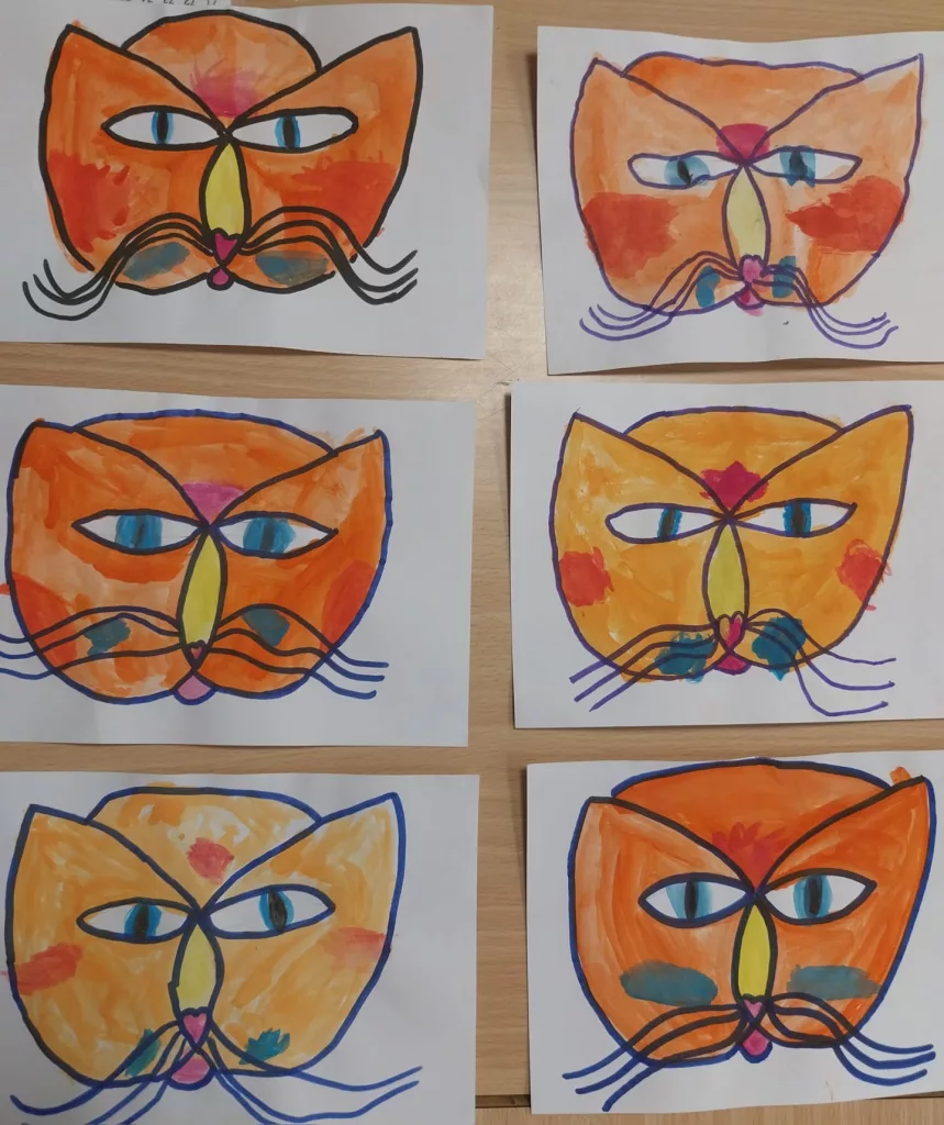 Su ciascuno dei sei fogli visibili è presente un disegno frontale di un gatto arancione, i cui bordi sono fatti in pennarello e il riempimento con acquerelli o tempera.