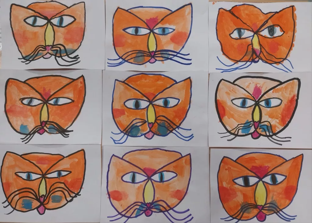 Su ciascuno dei sei fogli visibili è presente un disegno frontale di un gatto arancione, i cui bordi sono fatti in pennarello e il riempimento con acquerelli o tempera.